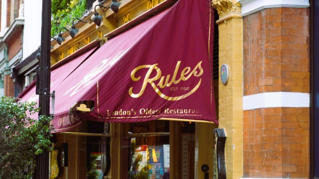 Rules EST 1798と金文字で書かれたバーガンディの庇。London's Oldest Restaurantの文字
