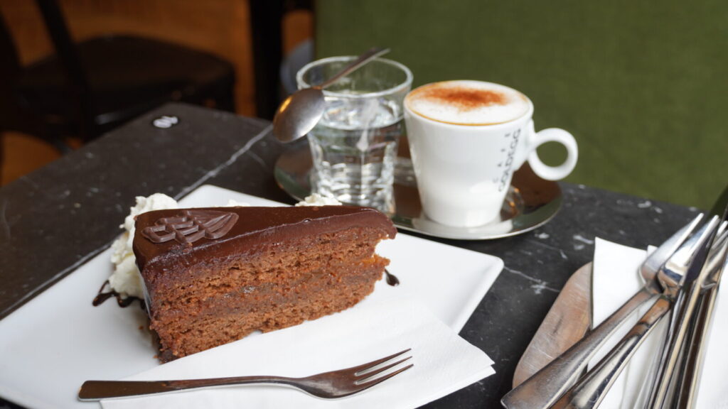Café Goldeggのザッハトルテとカプチーノ