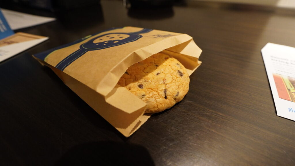 DoubleTree by Hiltonのウェルカムクッキー。紙袋から半分顔を出している