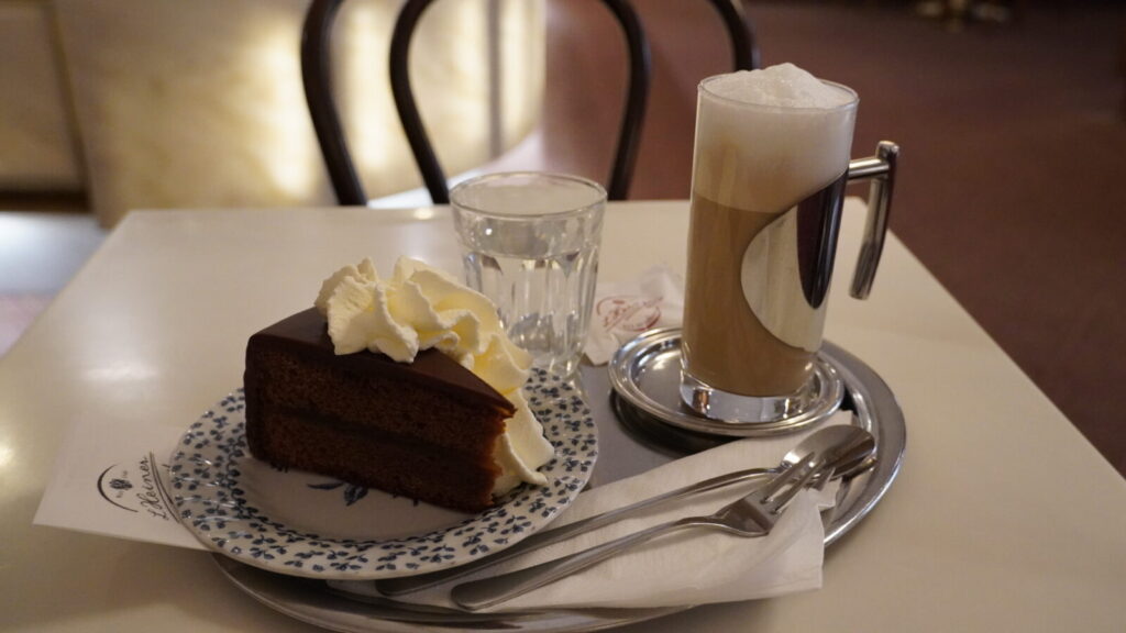 Heinerのザッハトルテとカフェラテ