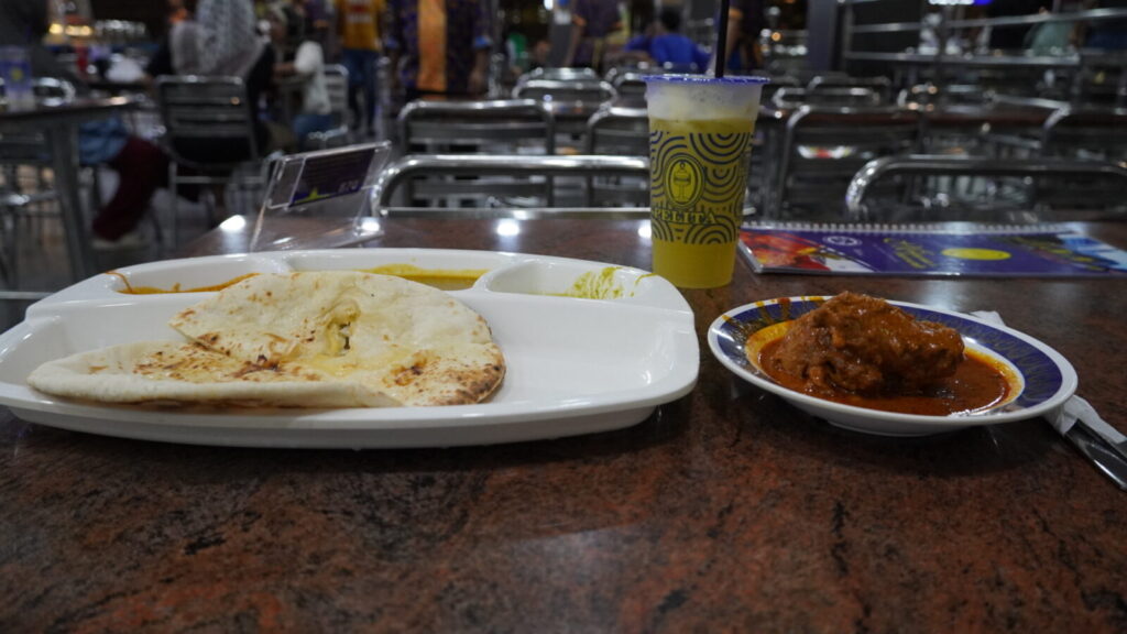 NASI KANDAR PELITAで食べた初日のディナー。チーズナンと数種類のカレー、肉のカレー煮込み、パイナップルジュース