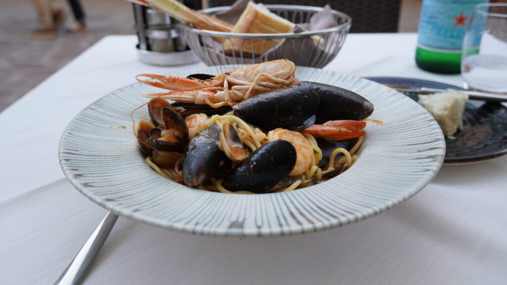 Ristorante Due Fratelliのシーフードスパゲッティ。ムール貝とスキャンピ、海老がたっぷり