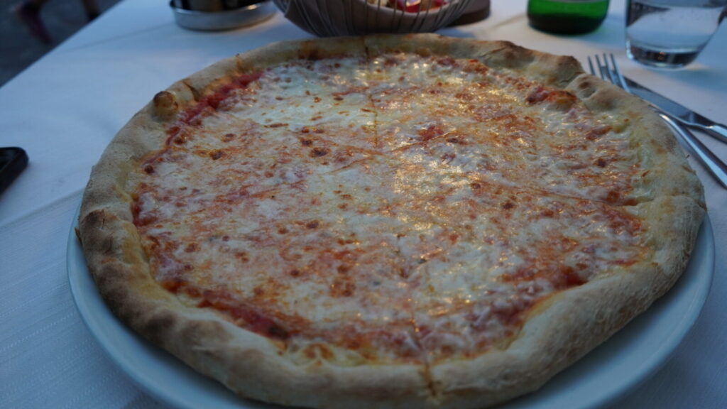 Ristorante Due Fratelliのマルゲリータピッツァ。シンプルなチーズとトマトの一枚