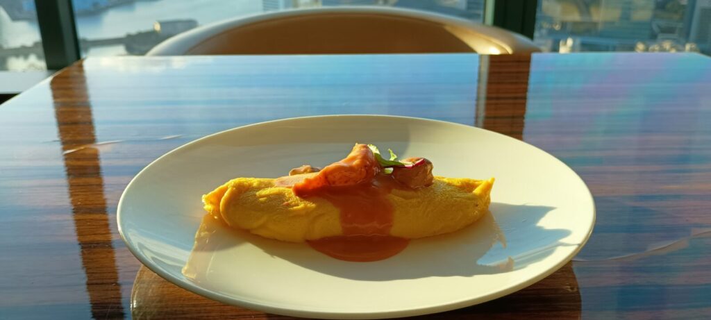 コンラッド東京の朝食。名物のロブスターオムレツ、濃厚なビスクソースがかかっている