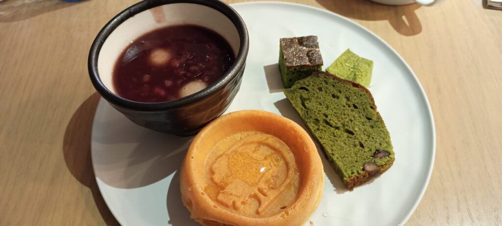 ダブルツリー京都駅前の朝食ビュッフェ、デザートコーナー。ぜんざい、抹茶ケーキ、蜜がけのダブルツリー特製ワッフル