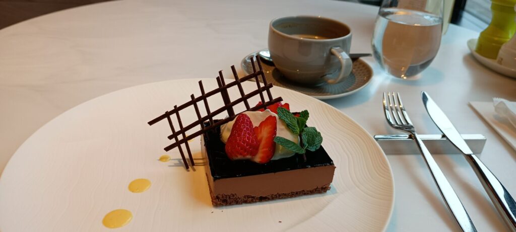 ダブルツリー富山のオールデイダイニングで食べたチョコレートケーキ。いちごとミント、チョコの格子飾り