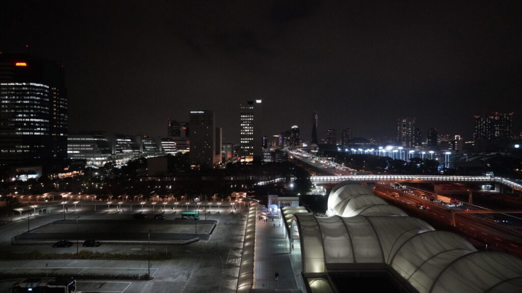ダブルツリー東京有明の客室からの夜景。首都高と観覧車の明かりが見える