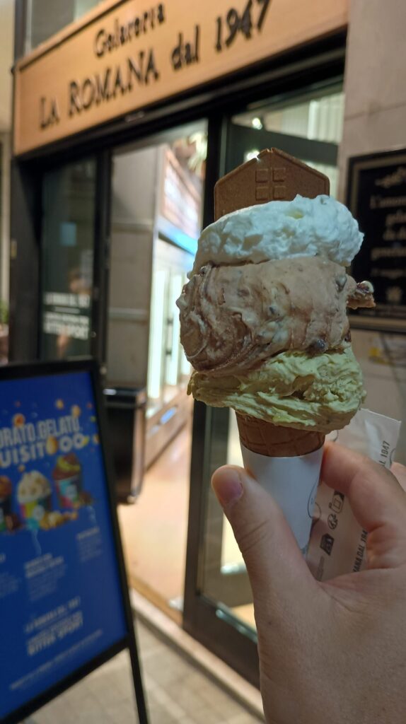 パドヴァのジェラテリア・ラ・ロマーナで買った三段のジェラート。ピスタチオ、チョコレート、生クリームに、家の形のウエハースを添えて