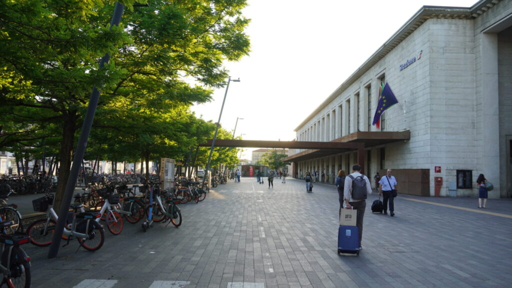 パドヴァ駅前のロータリー。大きなスーツケースを転がす旅行者の脇を、機内持ち込みの鞄ふたつで歩き出す大人の一人