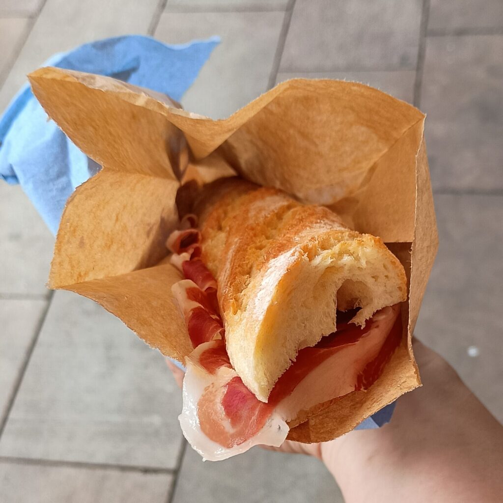 ブケリア市場で買った、生ハムがたっぷりサンドされたバゲット