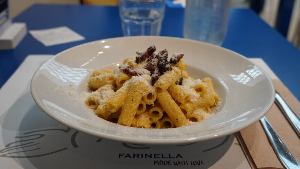ローマのトランジットで立ち寄ったFarinellaのパスタ。カルボナーラ風のリガトーニ