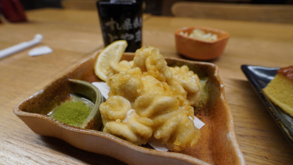 富山の寿司店で食べた白子の天ぷら。レモンと抹茶塩が添えられている