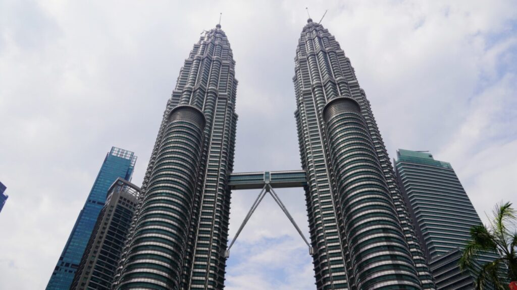 朝のクアラルンプール、青空にそびえるペトロナスツインタワー