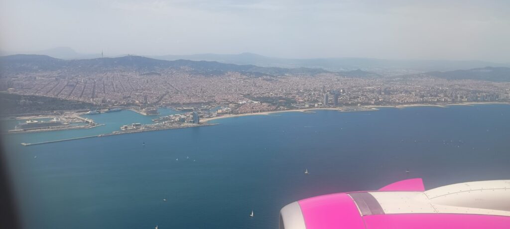 機窓から見下ろすバルセロナの街並みと地中海