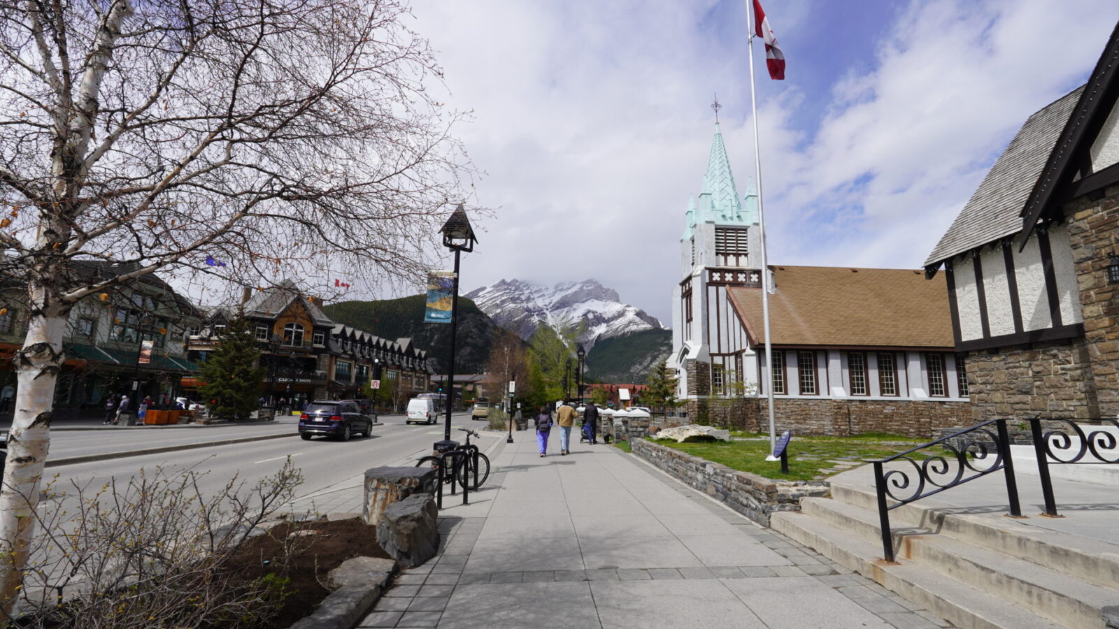 Banff Townの街並みと雪を残すロッキー山脈