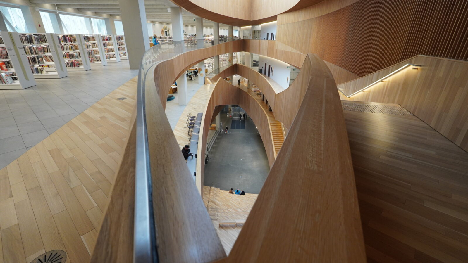 Calgary Central Libraryの木を使った曲線的な吹き抜け