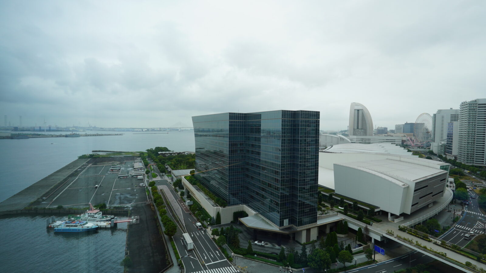 クイーンデラックスルームから見た横浜港とみなとみらいのオーシャンビュー