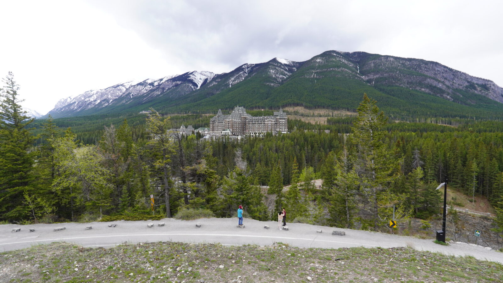 Surprise Cornerから望むFairmont Banff Springsと山並み